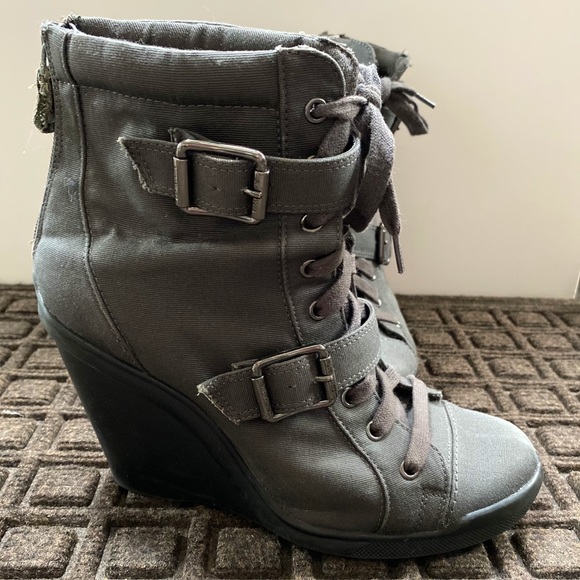 Simply Vera Wang Women’s Grey Ankle Wedge Bootie - Picture 4 of 8